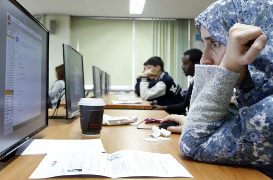 미래창조과학부와 정보통신기술진흥센터(IITP)는 지난 29일 전국 56개 고사장에서 '제6회 TOPCIT 정기평가'를 실시했다고 30일 밝혔다. TOPCIT는 SW 프로그램 설계와 코딩 등 실제적인 문제해결 능력을 평가하는 시험으로, 이번 6회부터 처음으로 외국인 유학생을 대상으로 한 영문시험이 추가됐다. 외국인 응시생이 시험문제를 풀고 있다.  IITP 제공